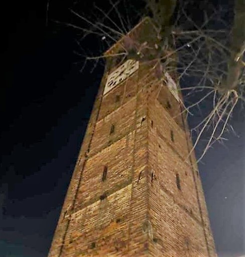 RONDISSONE – Contro il caro bollette, il Comune aderisce alla protesta: Torre campanaria al buio