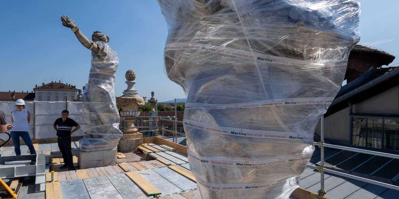 TORINO – Arte: “volano” nel cielo le 4 statue monumentali di Palazzo Madama per tornare all’antico splendore