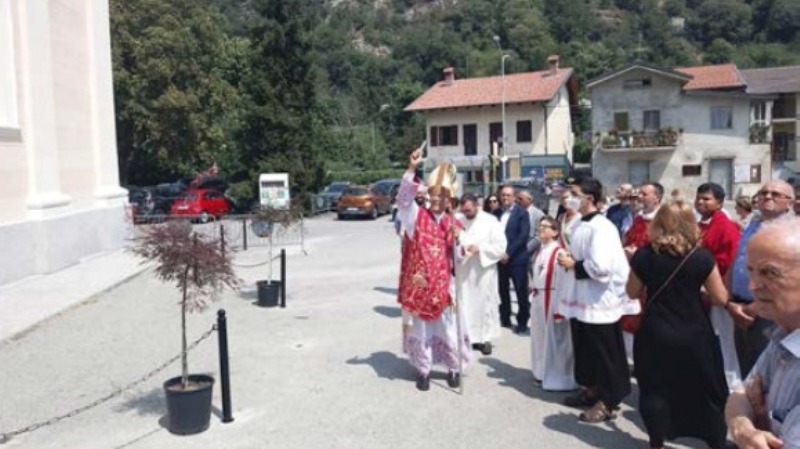 CUORGNÈ – Monsignor Edoardo benedice i restauri di chiesa e campanile