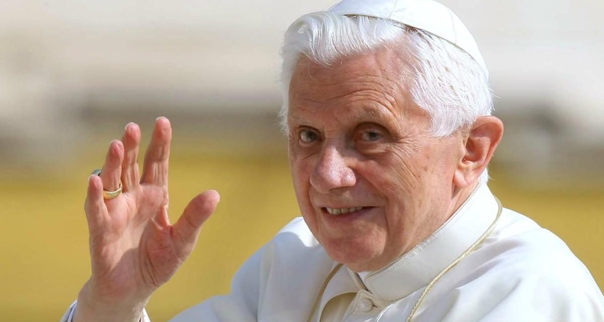 IL POPOLO DI DIO PIANGE BENEDETTO XVI – Il Papa Emerito scomparso stamane alle 9,34