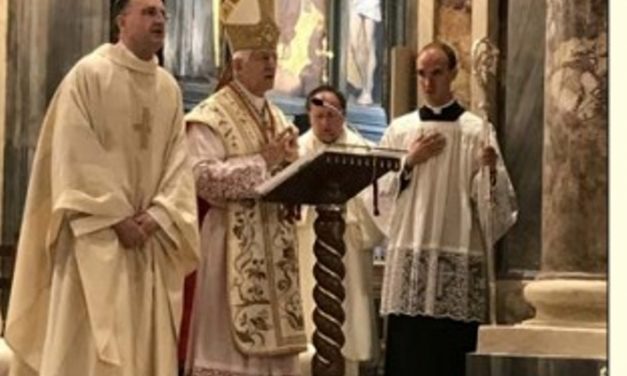 CHIVASSO – Monsignor Cerrato ha celebrato nel Duomo la Santa Messa solenne della mattina di Pasqua