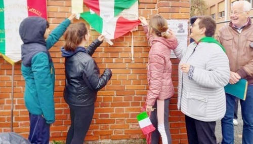 CHIVASSO – Alla Scuola Mazzucchelli scoperta la lapide in memoria del Partigiano “Gimmy”