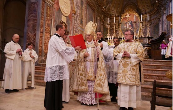 IVREA – Il vescovo Edoardo ha presieduto in cattedrale le intense liturgie del triduo pasquale