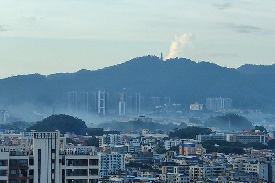 CARTOLINE DALLA CINA – Città afosa ma silente e… verde di grattacieli