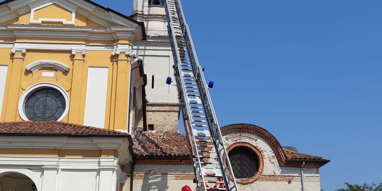 FELETTO – Fulmine colpisce il campanile della chiesa di San Pietro