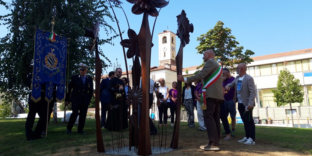 RIVAROLO – Posata nei giardini dello “Spazio Elementare” la scultura in metallo in memoria dei quattro animatori dell’Oratorio san Michele