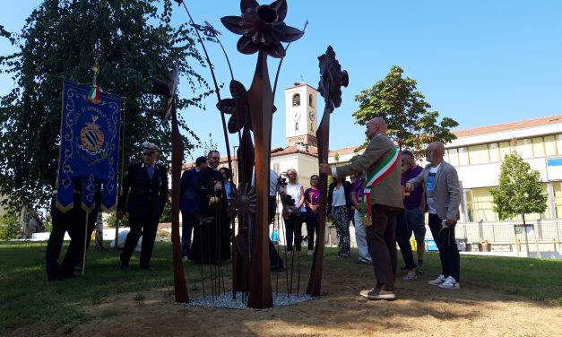 RIVAROLO – Posata nei giardini dello “Spazio Elementare” la scultura in metallo in memoria dei quattro animatori dell’Oratorio san Michele