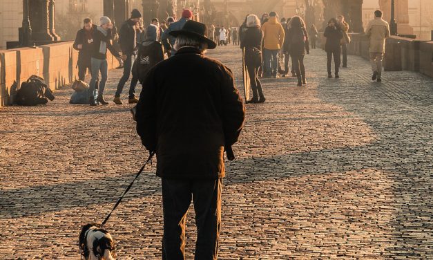 IL DITO NELLA PIAGA – Il sospetto ex-vicino e il sospettoso amico (di Fabrizio Dassano)