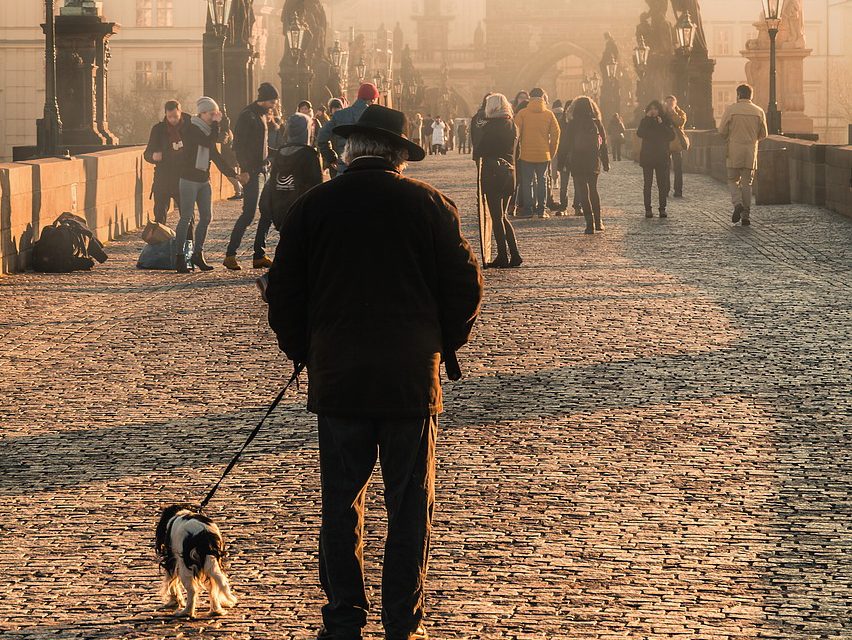 IL DITO NELLA PIAGA – Il sospetto ex-vicino e il sospettoso amico (di Fabrizio Dassano)