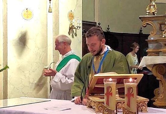 BORGO REVEL – I parrocchiani di S.Anna festeggiano i 3 anni con Don Valerio