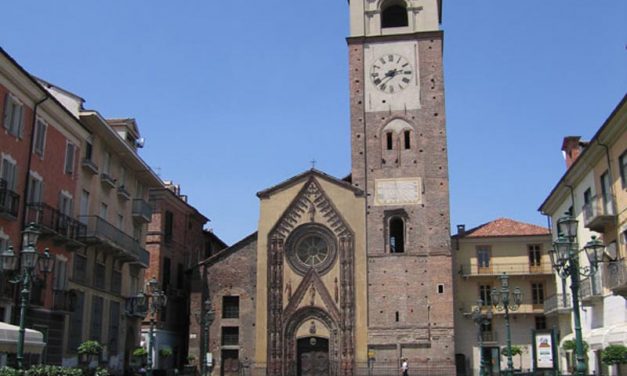 La spettacolare facciata con le terrecotte della chiesa di Santa Maria Assunta di Chivasso  (di Fabrizio Dassano)