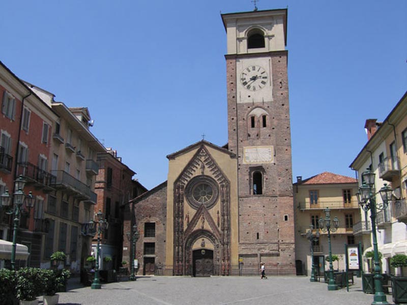 La spettacolare facciata con le terrecotte della chiesa di Santa Maria Assunta di Chivasso  (di Fabrizio Dassano)