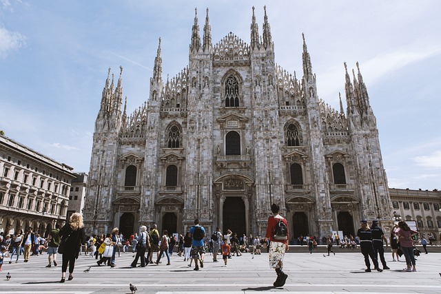 L’enorme Milano e il treno della domenica (di Fabrizio Dassano)