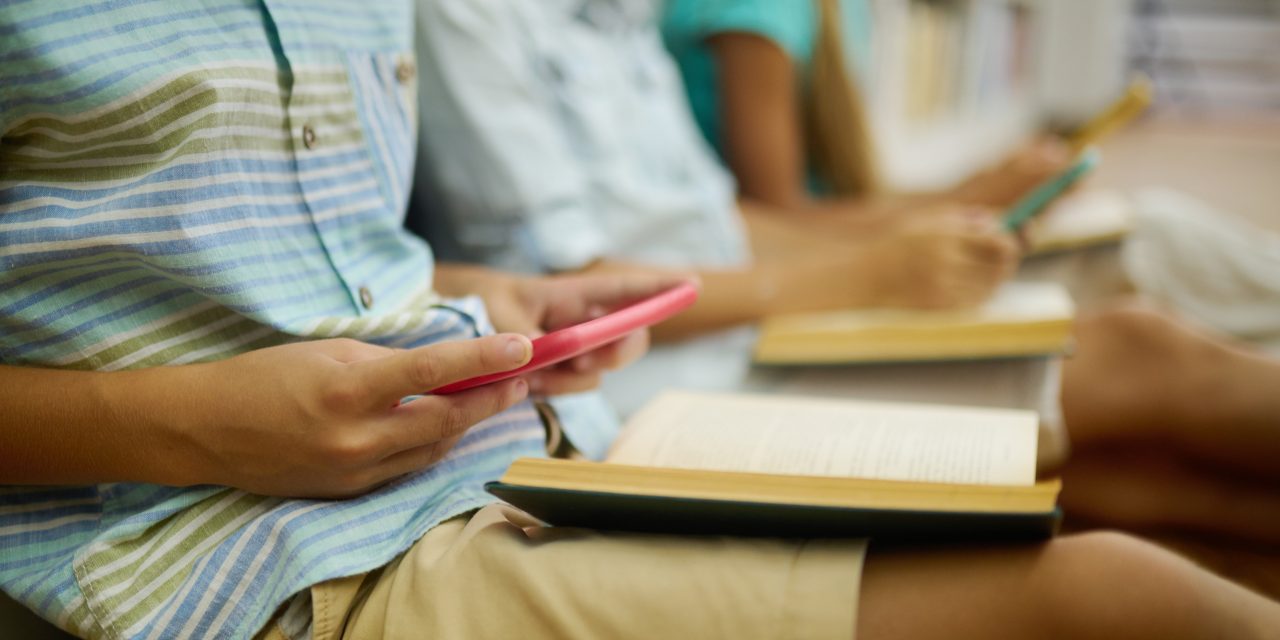 Divieto dei cellulari  a scuola: il rischio della strada più facile (di Lorenzo Iorfino)