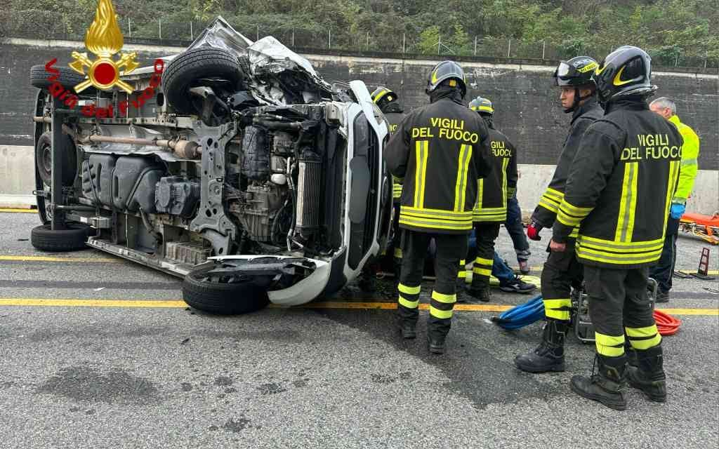 FURGONE SI RIBALTA SULLA A5 – Il sinistro è avvenuto in direzione Ivrea