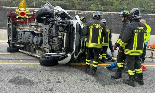 FURGONE SI RIBALTA SULLA A5 – Il sinistro è avvenuto in direzione Ivrea