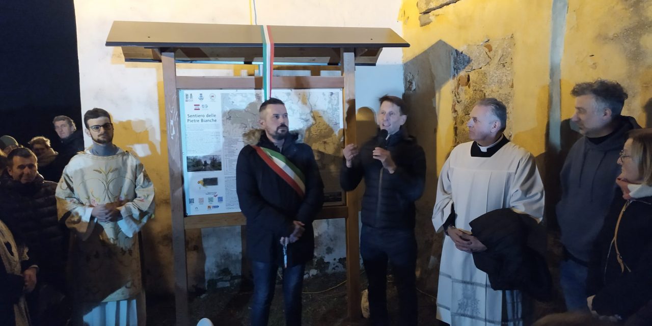 VILLAREGGIA – Con la grande fiaccolata alla chiesetta romanica, si conclude la Patronale di San Martino