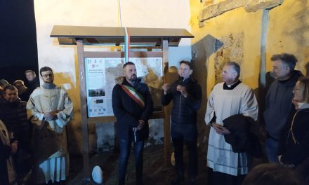 VILLAREGGIA – Con la grande fiaccolata alla chiesetta romanica, si conclude la Patronale di San Martino