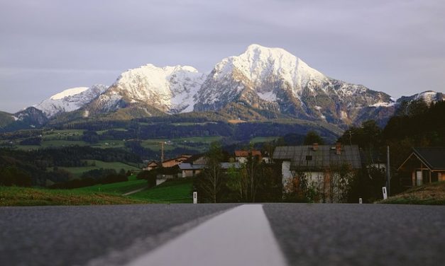 Il Mombarone imbiancato e l’inverno delle galline (di Fabrizio Dassano)