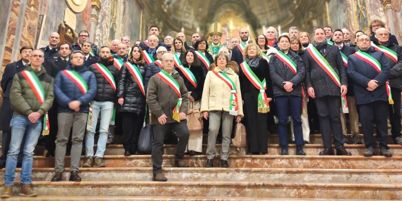 IVREA – Tante “fasce tricolore” in Cattedrale salutano Mons. Edoardo Cerrato