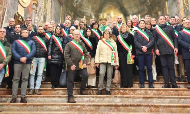 IVREA – Tante “fasce tricolore” in Cattedrale salutano Mons. Edoardo Cerrato