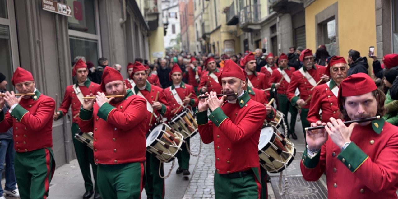 STORICO CARNEVALE DI IVREA 2025 – Il Generale Falchieri debutta e il Vescovo saluta la comunità con emozione