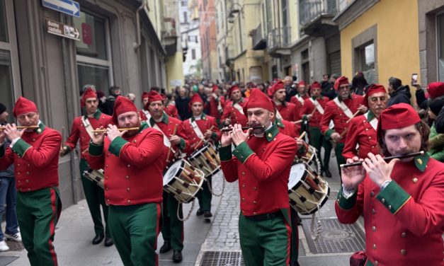 STORICO CARNEVALE DI IVREA 2025 – Il Generale Falchieri debutta e il Vescovo saluta la comunità con emozione