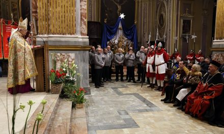 IVREA – L’offerta del cero votivo all’Assunta apre lo Storico Carnevale 2025