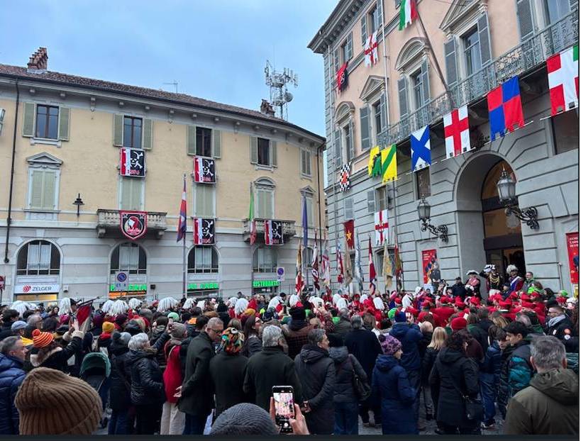 STORICO CARNEVALE DI IVREA – Terzultima domenica: grande partecipazione e tradizione in una giornata emozionante